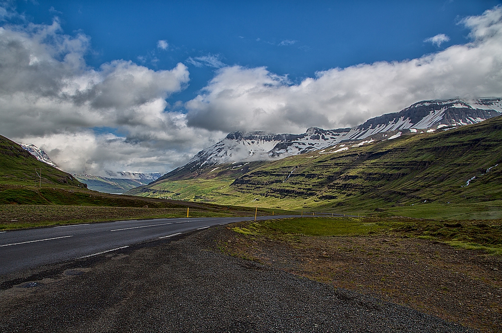 Via Passstrasse in einen Fjord